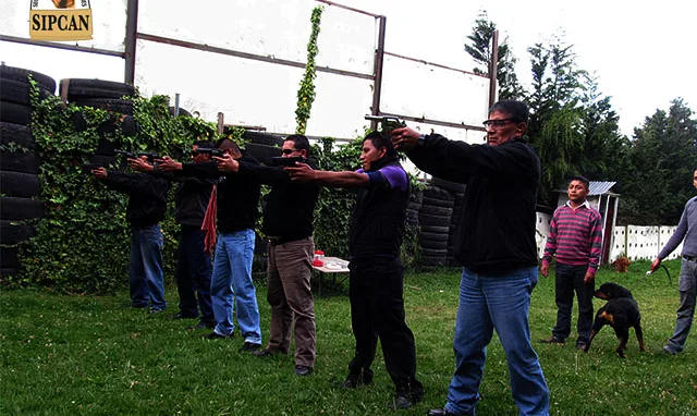Entrenamiento del personal de SIPCAN en el campo, con un can