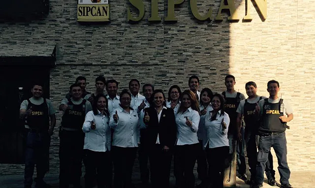 Equipo de SIPCAN frente a sus instalaciones