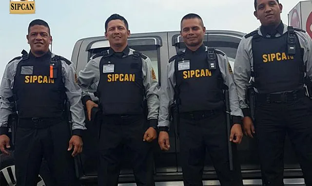 Vigilantes de SIPCAN con chaleco y uniforme
